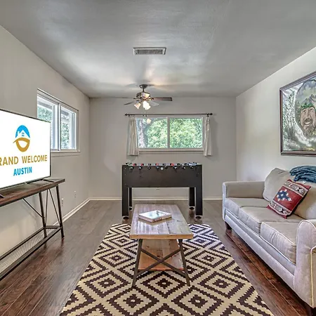 Trendy 3 Bdr Located In Sola Villa